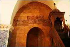 Une image contenant btiment, texte, arche, pierre