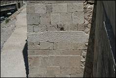 Une image contenant b�timent, ext�rieur, trottoir, �tape

Description g�n�r�e automatiquement