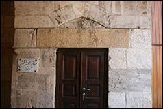 Une image contenant b�timent, ext�rieur, porte, pierre

Description g�n�r�e automatiquement