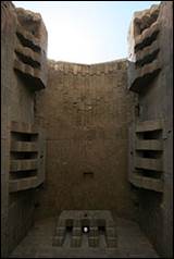 Une image contenant b�timent, pierre, ruine, vo�te

Description g�n�r�e automatiquement