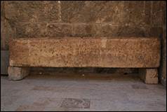Une image contenant b�timent, terrain, pierre, ciment

Description g�n�r�e automatiquement