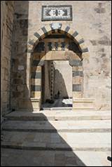 Une image contenant b�timent, ext�rieur, escalier, pierre

Description g�n�r�e automatiquement