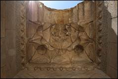 Une image contenant mur, int�rieur, pierre, colonnade

Description g�n�r�e automatiquement