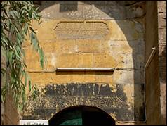 Une image contenant b�timent, ext�rieur, vo�te, pierre

Description g�n�r�e automatiquement