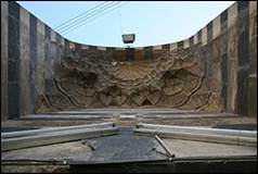Une image contenant b�timent, pierre, vo�te, colonnade

Description g�n�r�e automatiquement