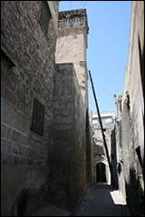 Une image contenant b�timent, ext�rieur, pierre, vieux

Description g�n�r�e automatiquement