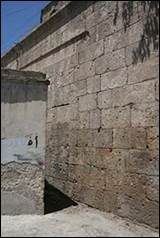 Une image contenant b�timent, mur, pierre, mat�riau de construction

Description g�n�r�e automatiquement