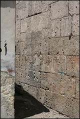 Une image contenant b�timent, mur, terrain, pierre

Description g�n�r�e automatiquement