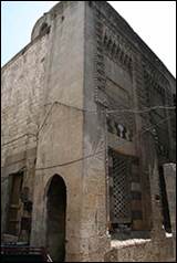 Une image contenant b�timent, ext�rieur, rue, pierre

Description g�n�r�e automatiquement