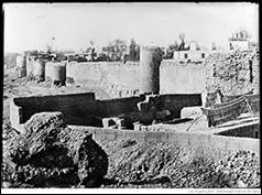 Une image contenant plein air, b�timent, noir et blanc, mur

Description g�n�r�e automatiquement