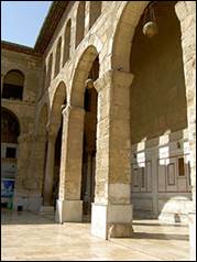 Une image contenant btiment, arcade, plein air, ciel

Description gnre automatiquement