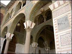 Une image contenant btiment, mosque, arche, arcade

Description gnre automatiquement
