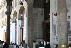 Une image contenant btiment, arche, habits, homme

Description gnre automatiquement