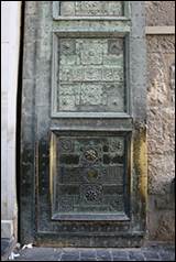 Une image contenant btiment, Porte de maison, plein air, sol

Description gnre automatiquement