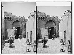 Une image contenant btiment, noir et blanc, plein air, sol

Description gnre automatiquement