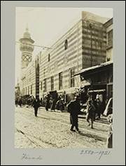 Une image contenant b�timent, plein air, cheval, personne

Description g�n�r�e automatiquement