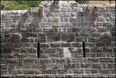 Une image contenant Ruines, plein air, Mur de pierre, b�timent

Description g�n�r�e automatiquement
