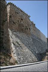 Une image contenant plein air, ciel, b�timent, fortification

Description g�n�r�e automatiquement