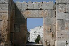 Une image contenant Ruines, plein air, ciel, Mur de pierre

Description g�n�r�e automatiquement
