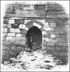 Une image contenant btiment, brique, noir et blanc, texte

Description gnre automatiquement