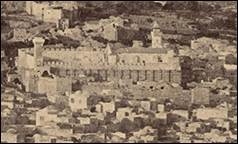 Une image contenant plein air, maison, b�timent, noir et blanc

Description g�n�r�e automatiquement