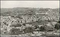 Une image contenant plein air, maison, ciel, noir et blanc

Description gnre automatiquement