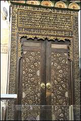 Une image contenant b�timent, Porte de maison, Moulures, porte

Description g�n�r�e automatiquement