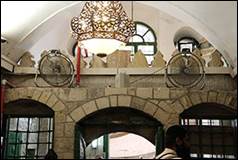 Une image contenant b�timent, fen�tre, homme, habits

Description g�n�r�e automatiquement