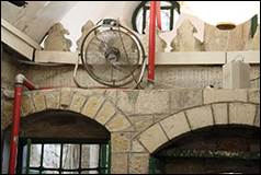 Une image contenant b�timent, roue, mur, pierre

Description g�n�r�e automatiquement