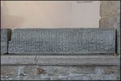 Une image contenant mur, funrailles, Sculpture sur pierre, calcaire

Description gnre automatiquement