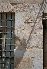 Une image contenant btiment, mur, plein air, Matriau composite

Le contenu gnr par lIA peut tre incorrect.