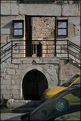 Une image contenant plein air, btiment, fentre, vhicule

Le contenu gnr par lIA peut tre incorrect.