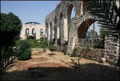 Une image contenant b�timent, ext�rieur, terrain, vo�te

Description g�n�r�e automatiquement