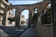 Une image contenant btiment, extrieur, vote, pierre

Description gnre automatiquement