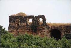 Une image contenant plein air, Ruines, ciel, b�timent

Description g�n�r�e automatiquement