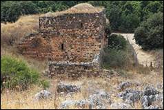Une image contenant plein air, Ruines, herbe, b�timent

Description g�n�r�e automatiquement
