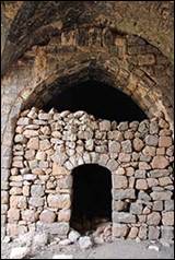 Une image contenant b�timent, grotte, pierre, Mur de pierre

Description g�n�r�e automatiquement