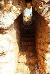 Une image contenant grotte, Ruines, plein air, b�timent

Description g�n�r�e automatiquement