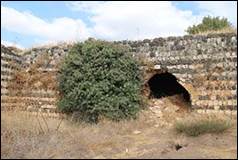Une image contenant plein air, grotte, Ruines, four

Description g�n�r�e automatiquement