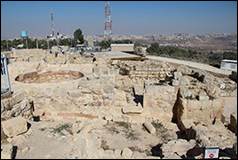 Une image contenant ciel, plein air, Ruines, place de march�

Description g�n�r�e automatiquement