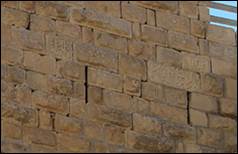 Une image contenant b�timent, Mur de pierre, mat�riau de construction, mur

Le contenu g�n�r� par l�IA peut �tre incorrect.